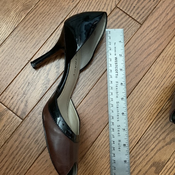 ELLEN TRACY designer black patent & brown leather leather peep toe 31/2” heels - Picture 6 of 9